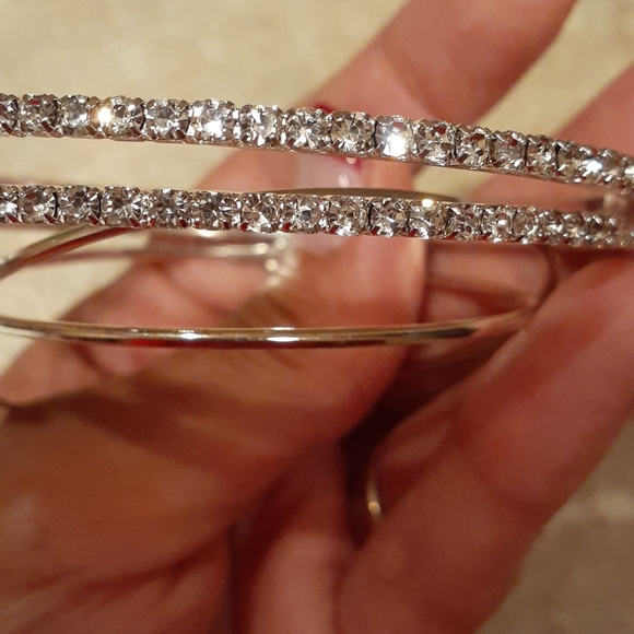 2 pair of hoop earings - Picture 4 of 4